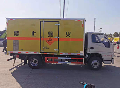 都兰爆破器材运输车技术升级与安全合规新趋势